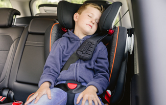 ¿A tu hijo se le cae la cabeza hacia delante cuando viaja en coche?