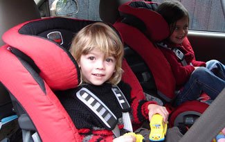 ¿Tendremos que llevar los niños de espaldas en el automóvil?