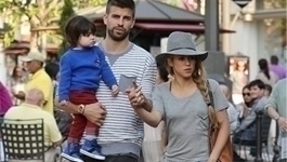 Piqué y Shakira con el cochecito de moda